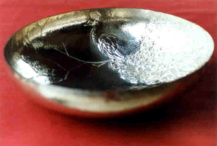 gedreven schaal met pauw, materiaal ; 925 zilver, diam ;33 cm, particulier bezit.